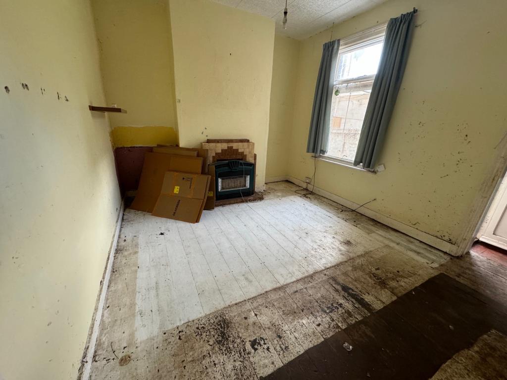 Lot: 31 - TERRACE HOUSE FOR IMPROVEMENT - Dining Room